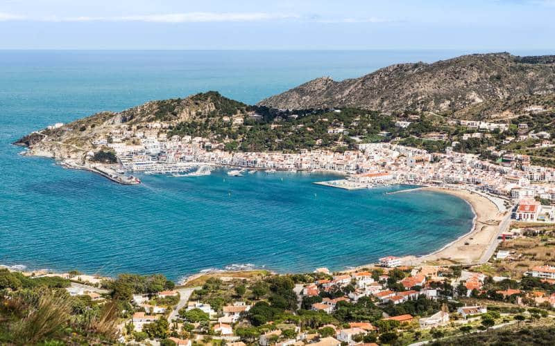 Vue aérienne de village au bord de mer