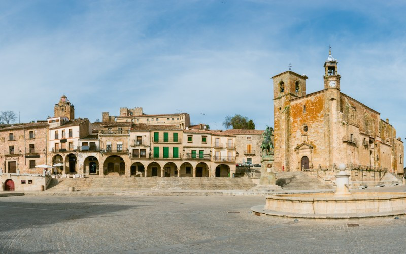 Vue panoramique de la place principale de Trujillo