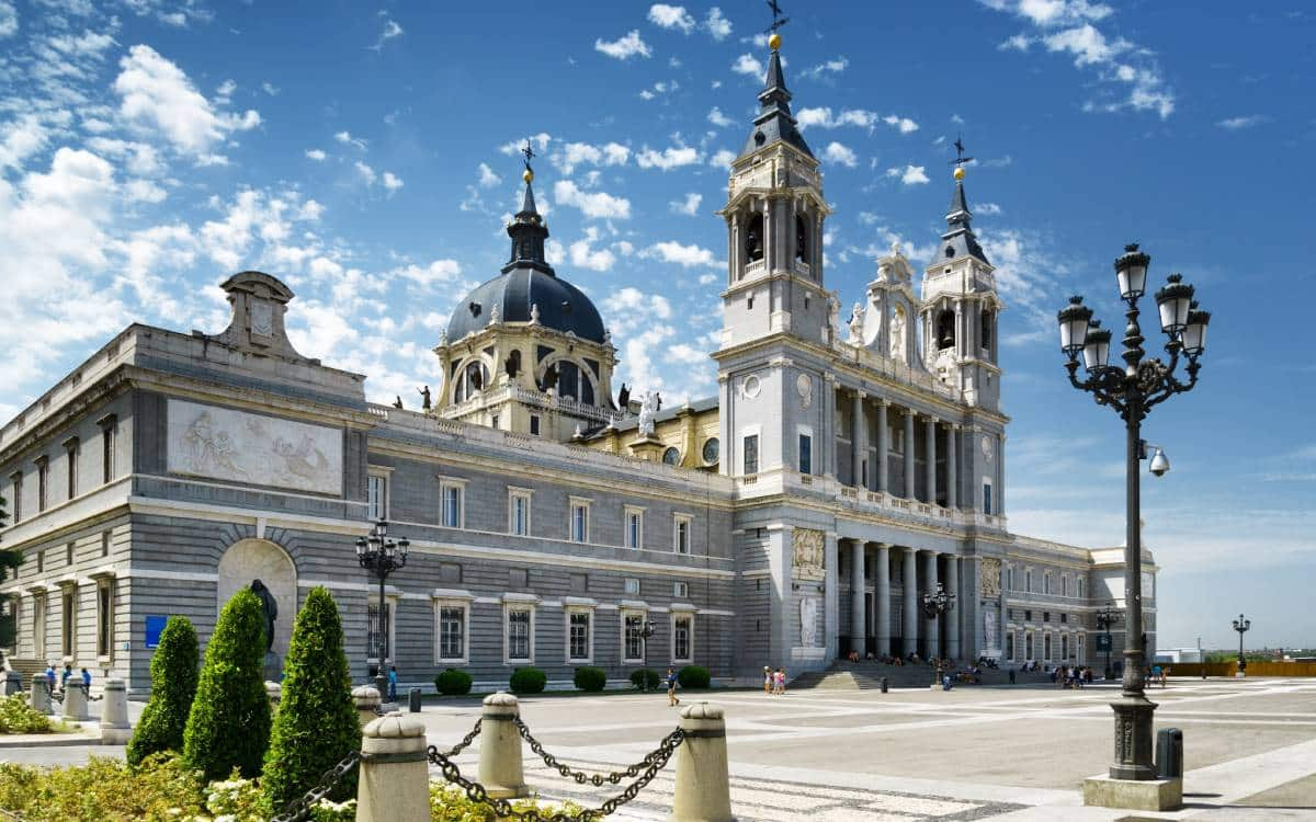 La cathédrale de l'Almudena, située à côté du Palais Royal