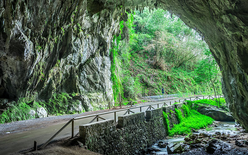 Tunnel-grotte pour accéder à Cueves