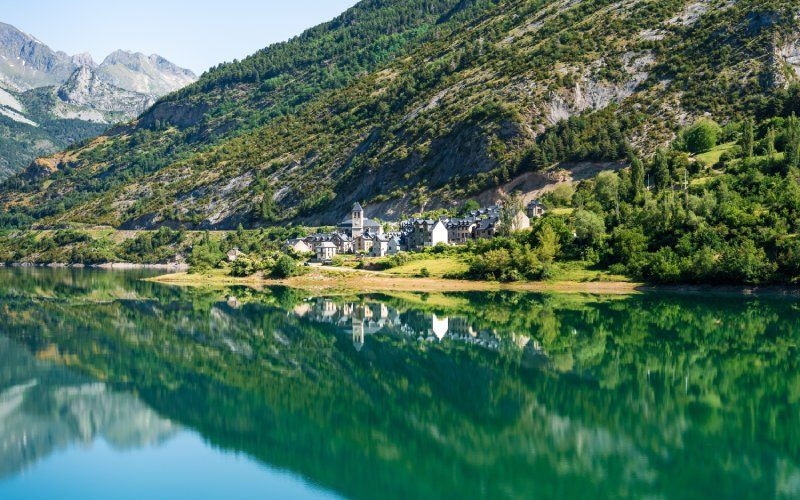 Lanuza, entouré d'un lac, offre l'une des vues les plus impressionnantes d'Aragon