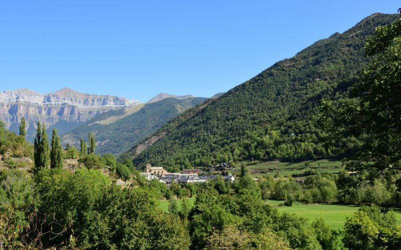 Panoramique de Broto s'élevant entre les montagnes, villages de montagne Espagne