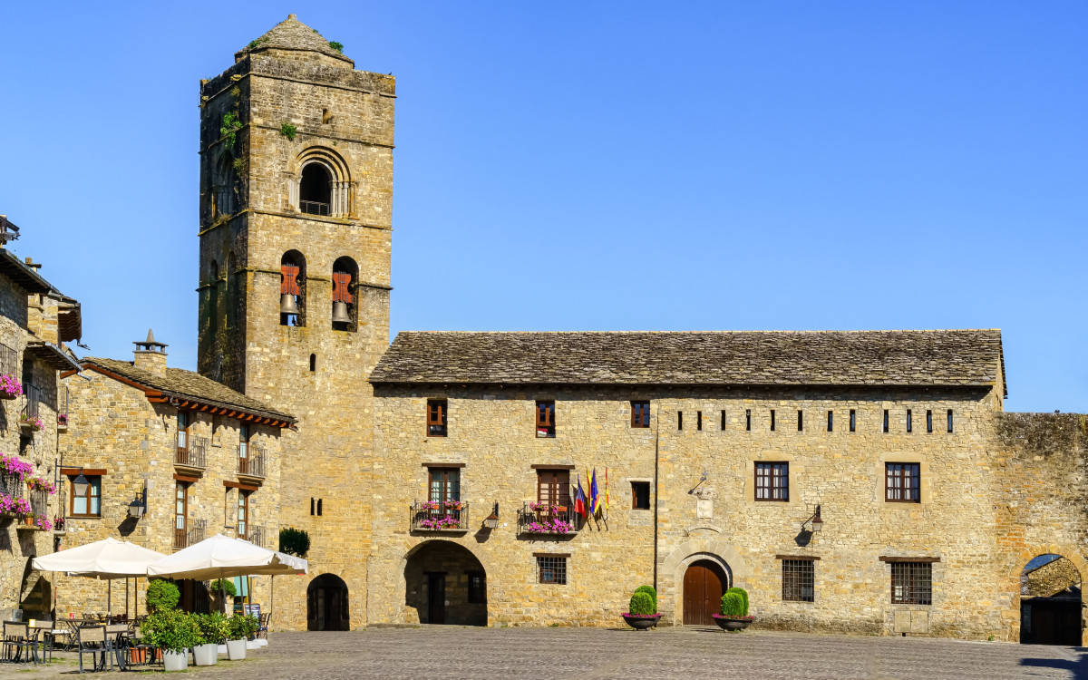 Grande place d'Aínsa