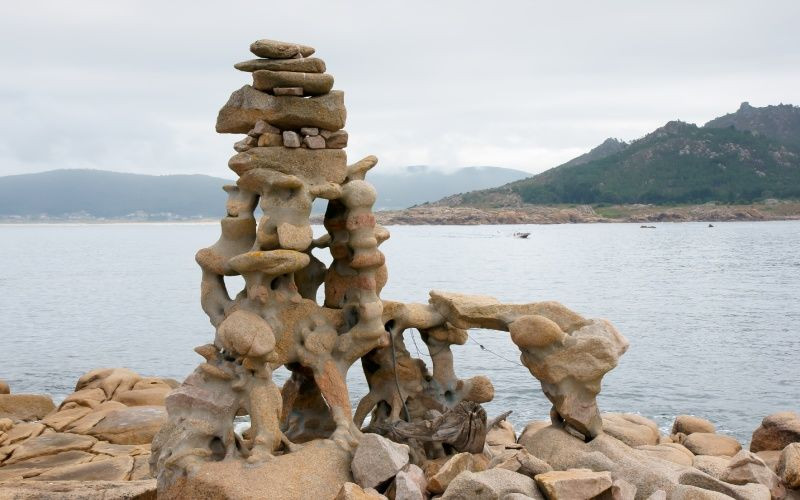 L'œuvre de l'homme de Camelle avec la mer en arrière-plan