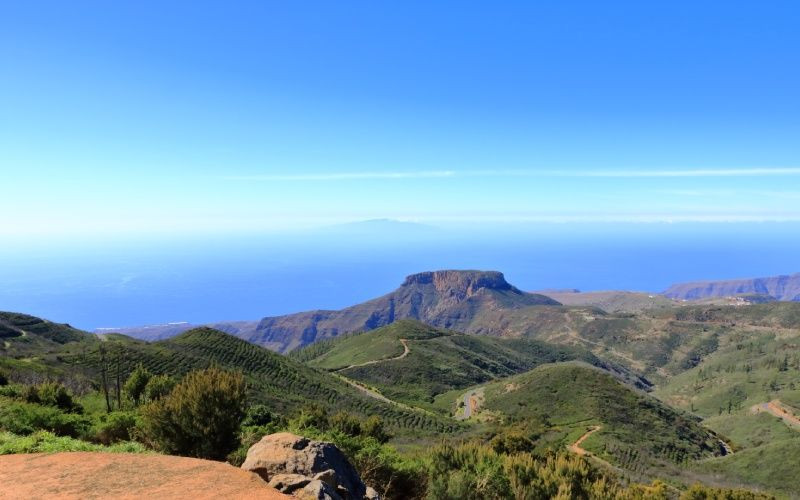 Vue panoramique de La Gomera où l'on peut voir les gisements archéologiques de La Fortaleza cachée dans le brouillard