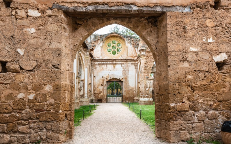 Ancien monastère Nuestra Señora de Piedra du XIIIe siècle qui donne son nom au jardin