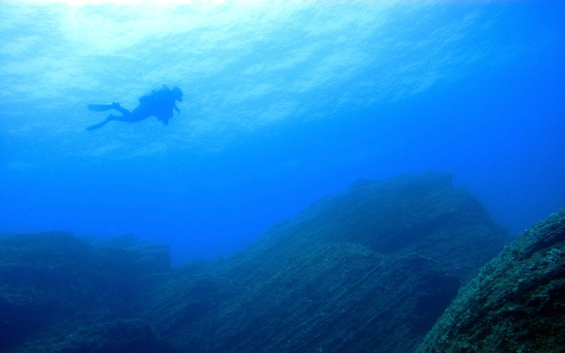 Plongeur dans les eaux d'El Hierro