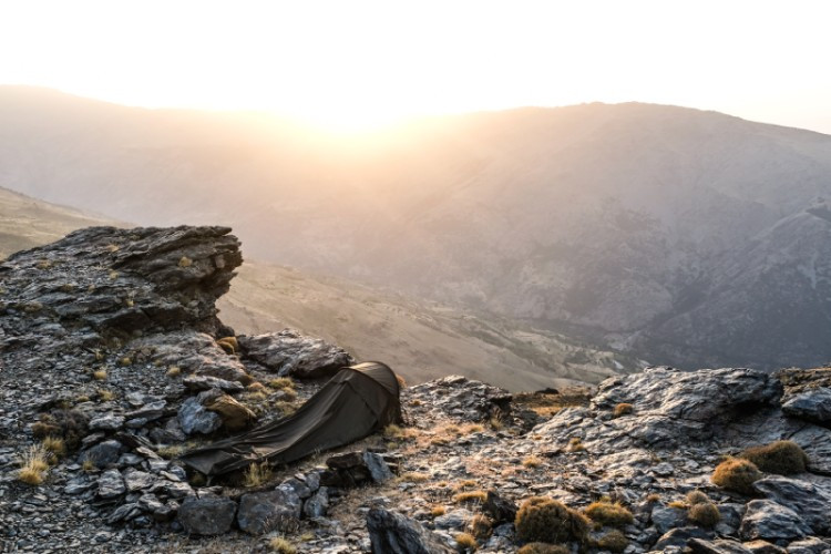 Une personne bivouaquant dans la Sierra Nevada