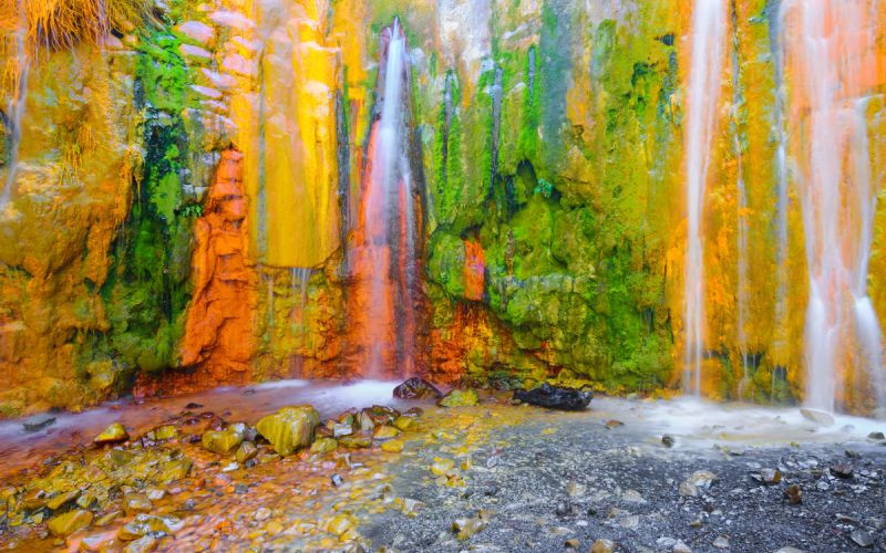 Plus il y a d'eau, plus la cascade est colorée