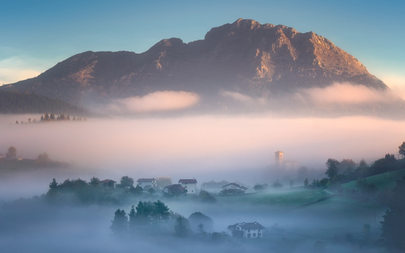 Brume à l'aube dans la vallée d’Aramaio