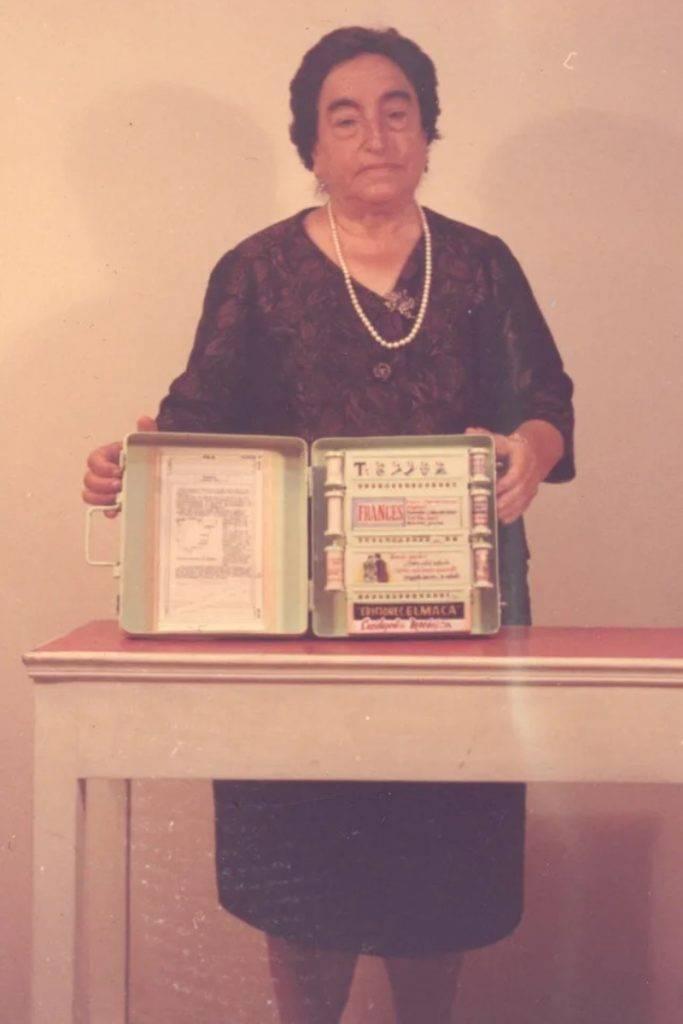 L'inventrice pose avec son Enciclopedia Mecánica à un moment donné en 1965