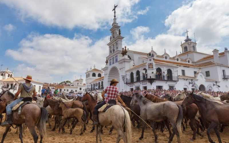 L'événement andalou Saca de la Yegua dans le village d'El Rocío