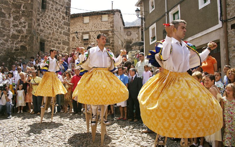 Danza de los Zancos ou Danse sur échasses à Anguiano lors des festivités