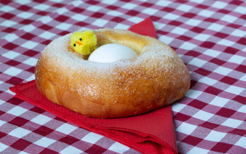 Mona de Pascua avec un œuf dur au centre