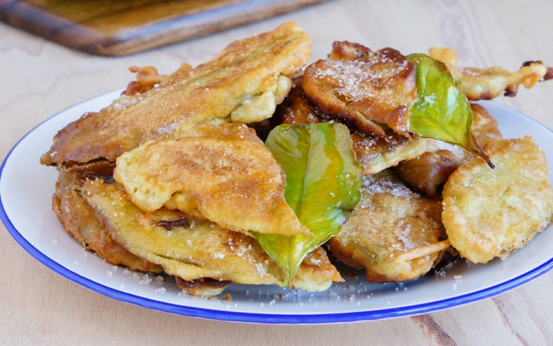 Paparajotes avec des feuilles de citronnier