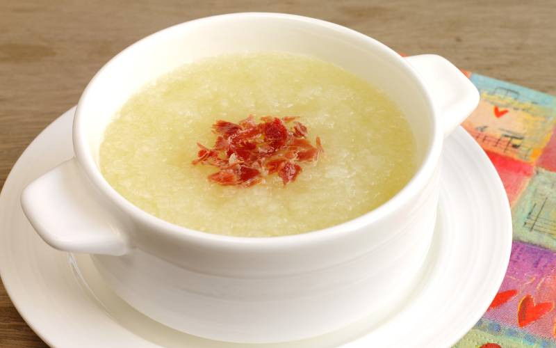 Soupe froide espagnole de melon avec du jambon