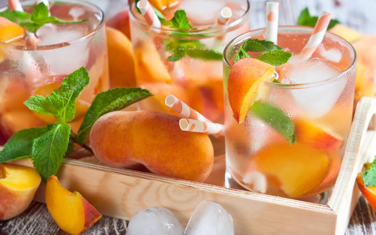 Verres de sangria blanche décorées avec des feuilles de menthe