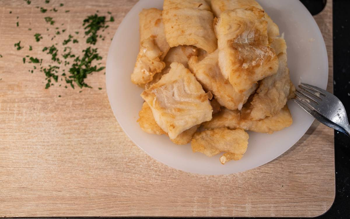 Assiette de petits filets de merlu à l'espagnole