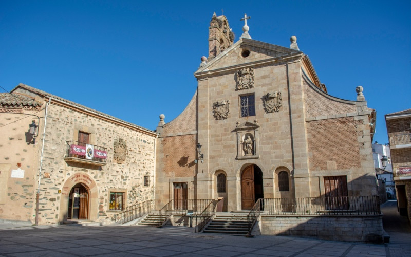 Dans le monastère de l’Anunciación de Nuestra Señora de Carmelitas Descalzas d'Alba de Tormes repose la tombe de sainte Thérèse de Jésus