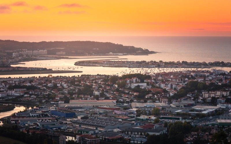 L'embouchure de la Bidassoa et les villes qui l'ont formée : Irún, Hendaye et Hondarribia