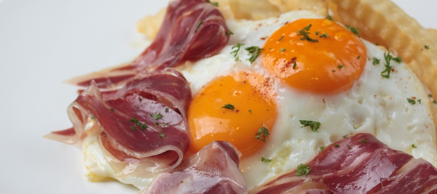 Huevos rotos con jamon