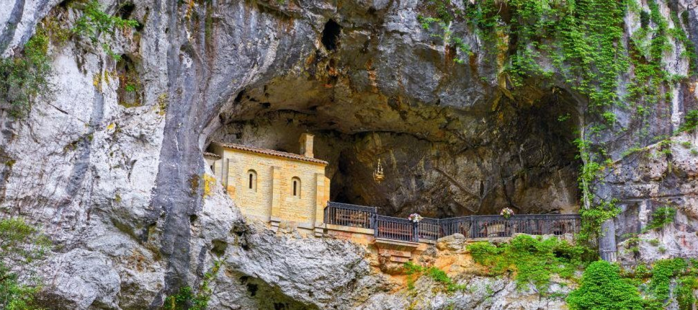 Covadonga cueva santa 1 1170x450 1