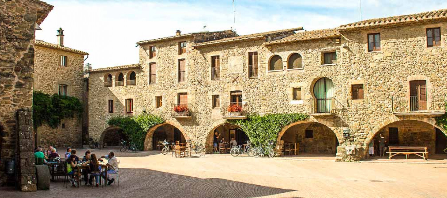 Place Jaume I de Monells, places de villages espagnols