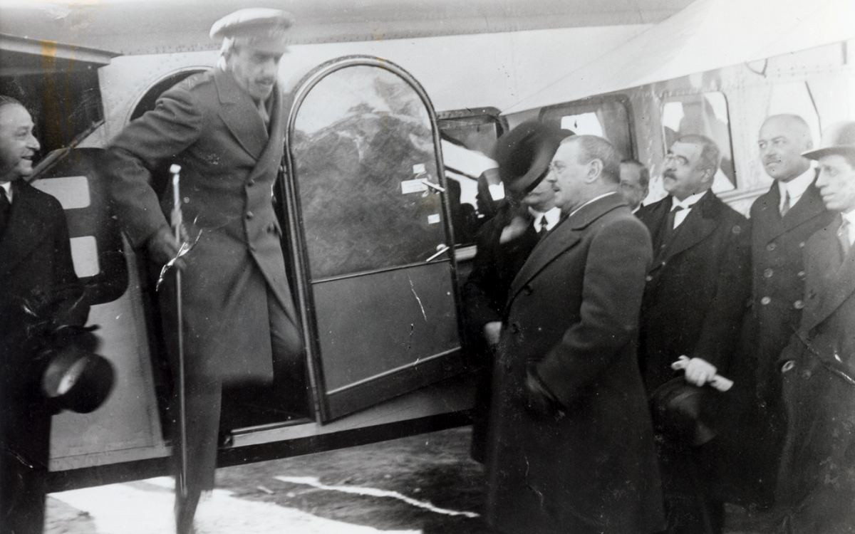 Alfonso XIII en el vuelo inaugural de Iberia