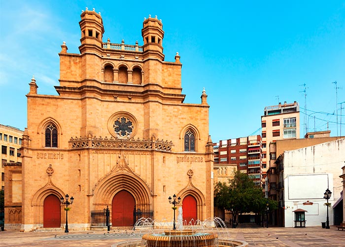 Concathédrale de Santa Maria et la base de la Tour « El Fadri ».