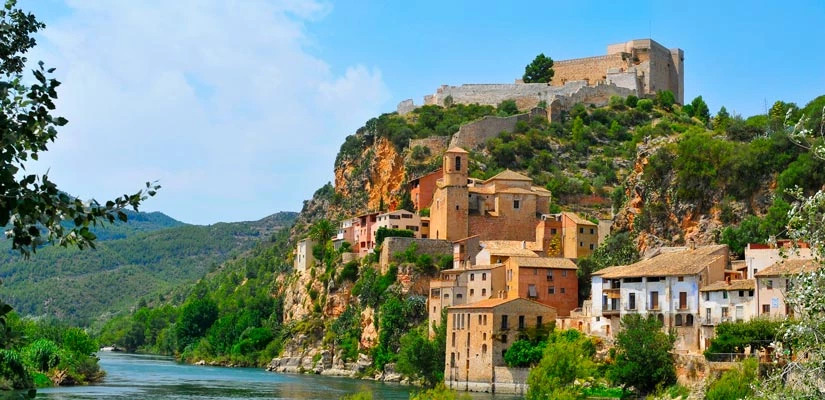 Vue de Miravet et son château au sommet