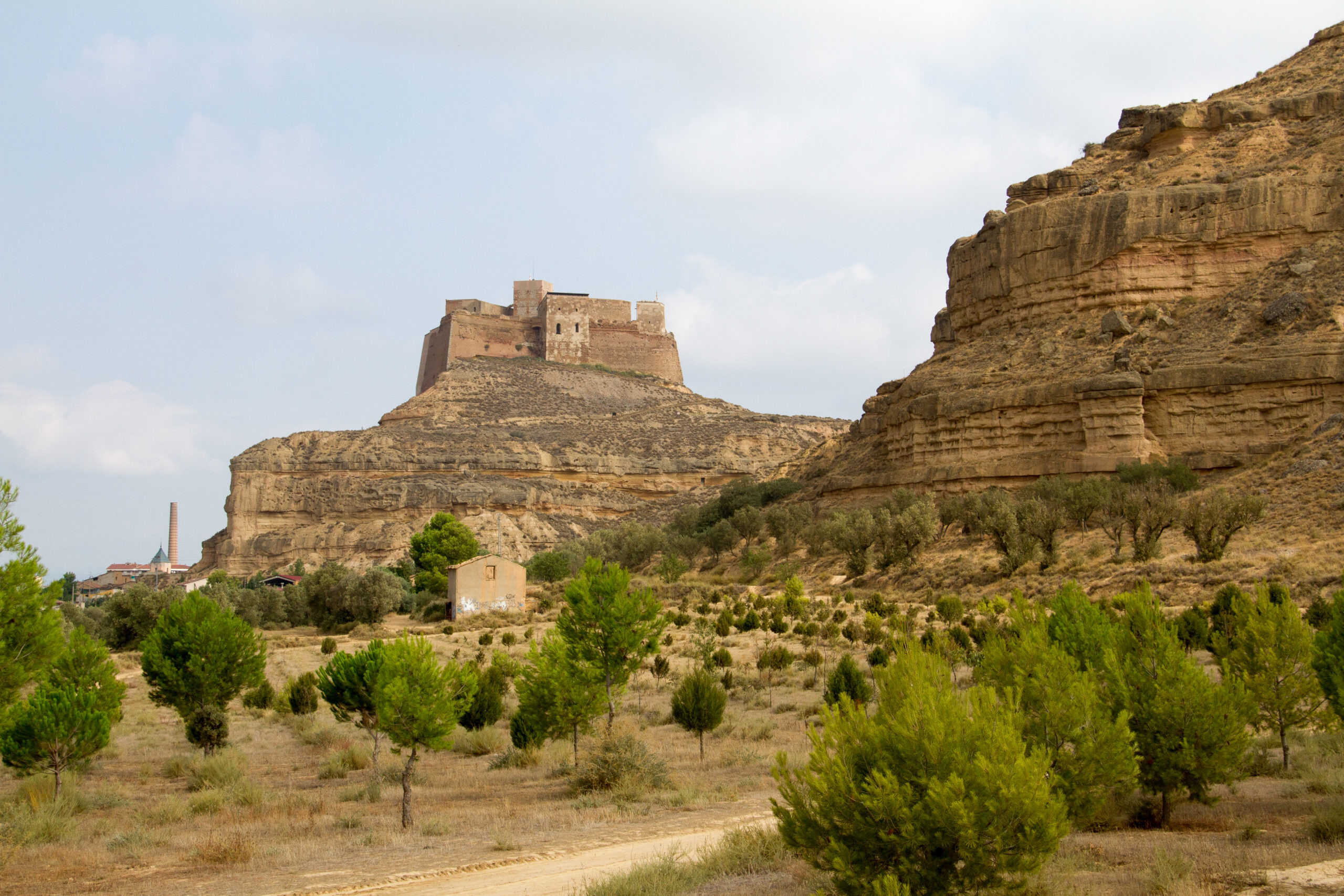 Château de Monzón sur le sommet rocheux 