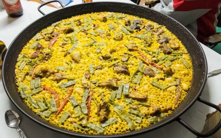 Poêle à frire appelée paella