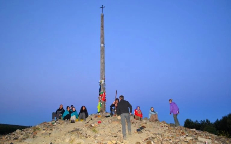 Pèlerins sous la Croix de Fer