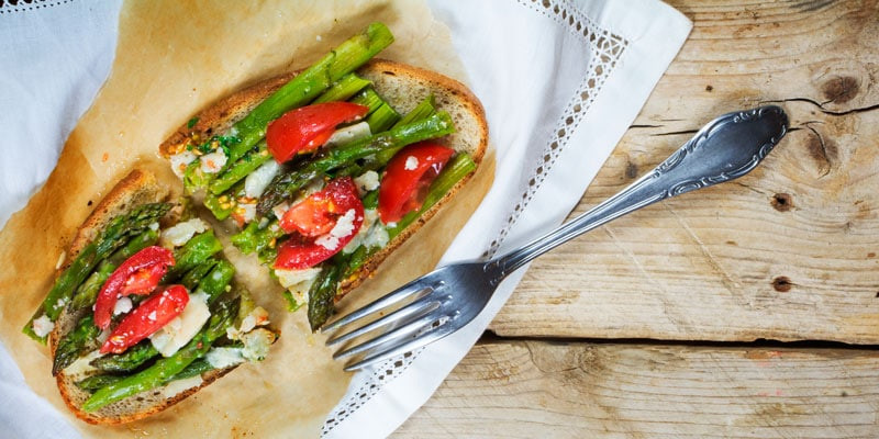 Tartine grillée d’asperges vertes à la tomate et au fromage