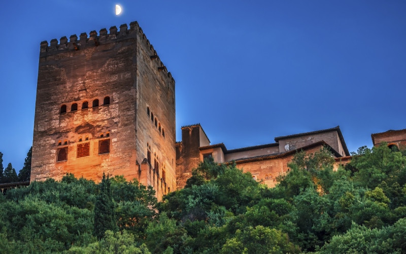 Vue d’une des tours de l’Alhambra dès la rue du Darro