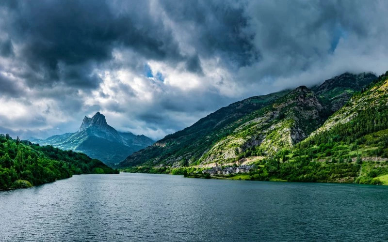 Sallent de Gállego et le réservoir de Lanuza