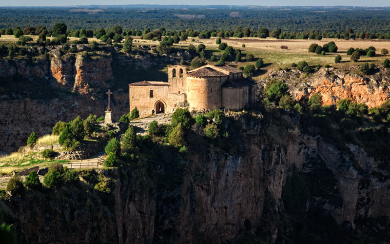 L’église San Frutos au bord d’une falaise