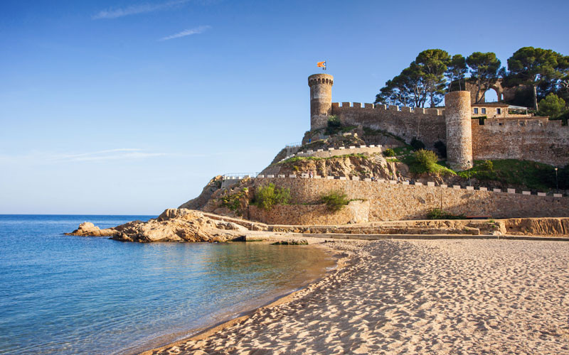 Crique de Tossa de Mar couronnant l’enceinte de Vila Vella