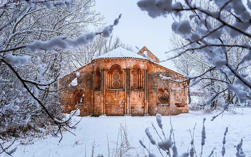 L’église Santa Coloma à Albendiego en hiver