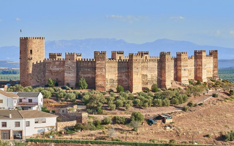 Le château de Burgalimar et ses tours octogonales