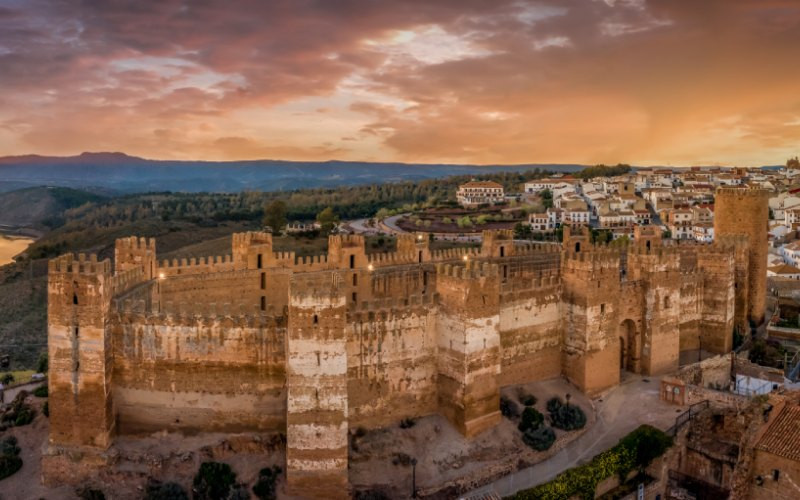 Château de Baños de la Encina au coucher de soleil