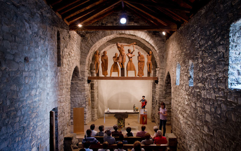 Image de la reproduction de la Descente de croix à l'intérieur de l'église