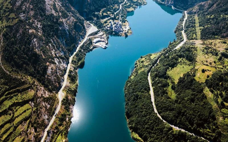 Sallent de Gallego et lac du barrage de Lanuza