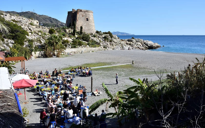 Plage de Velilla-Taramay avec la tour au fond