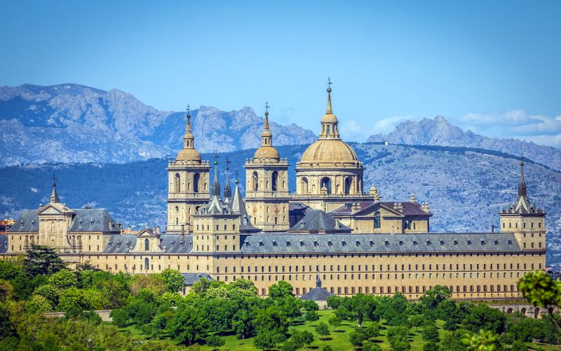 Monastère de San Lorenzo de El Escorial et ses montagnes en arrière-plan