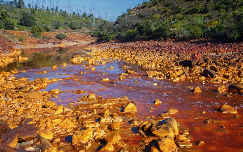 Eaux rougeâtres de la rivière Tinto 