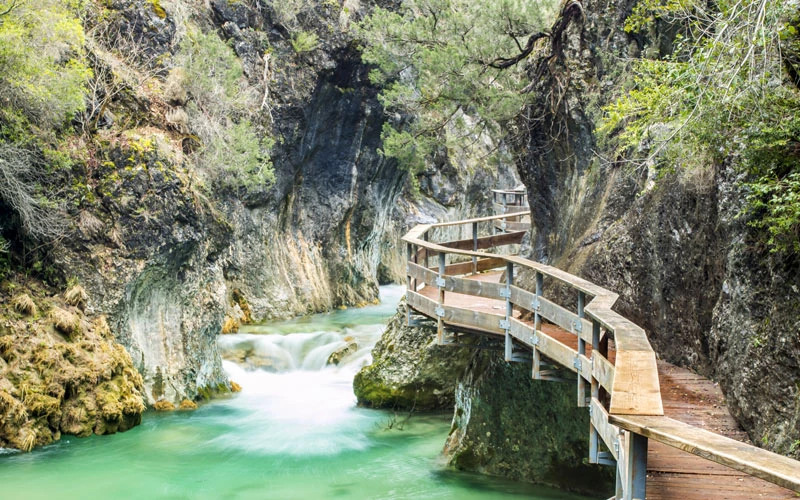 Route sur la rivière Borosa dans les montagnes de Cazorla