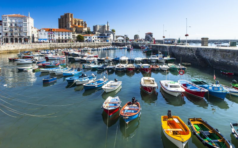 Vue sur le port de Castro Urdiales