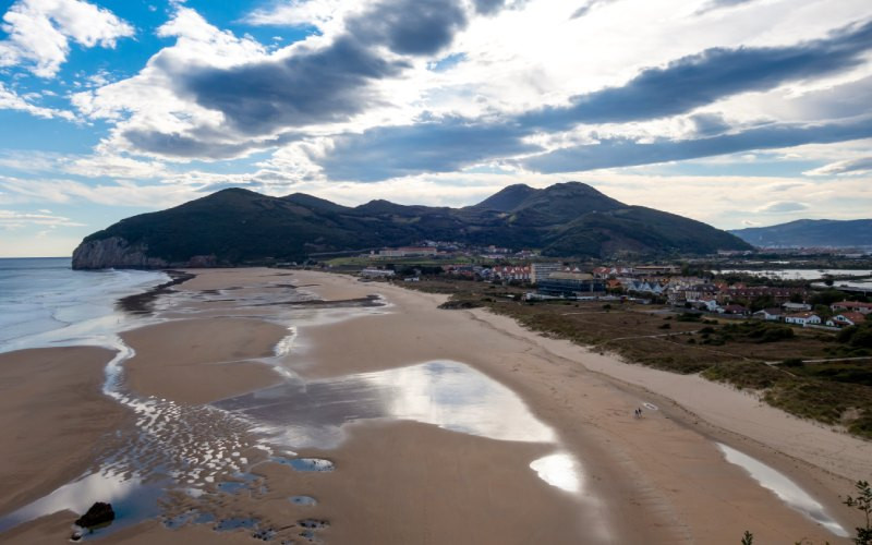 Vue panoramique de la plage de Berria à Santoña