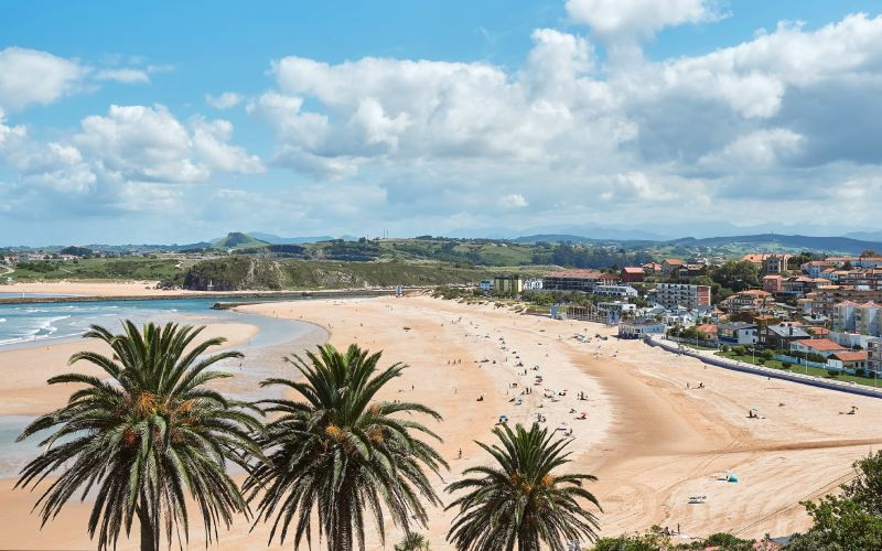 Vue aérienne de la plage et du village de Suances